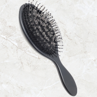 para remover a sujidade nas escovas e pentes